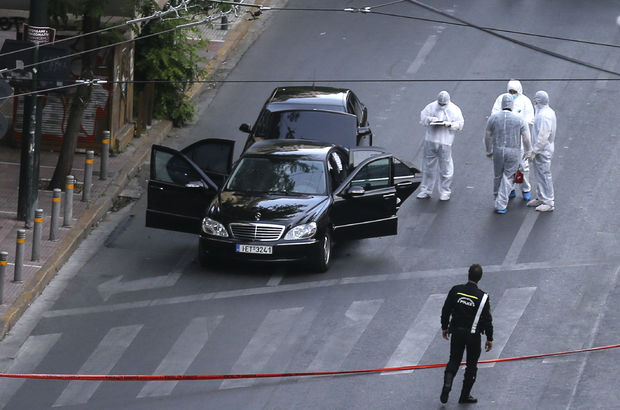 Yunanistan eski Başbakanı Lukas Demetrios Papadimos  bombalı saldırıda yaralandı