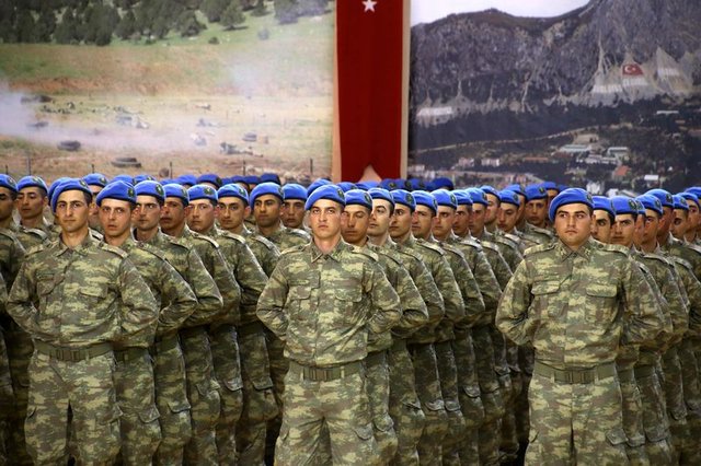 Eğirdir Dağ Komando Okulu'nda asteğmenler "mavi bere" taktı