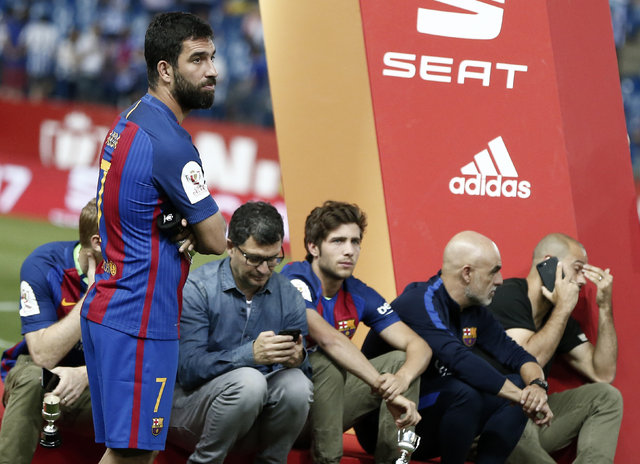 Arda Turan Barcelona'nın Kral Kupası kutlamasında yalnız kaldı