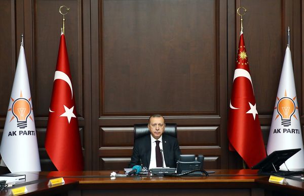 Erdoğan, toplantıdan 1.5 saat önce Genel Merkez'e giderek makam odasında çalıştı. Erdoğan'ın oturduğu koltuğun arkasına Cumhurbaşkanlığı Forsunun bulunduğu Türk Bayrağı da konuldu. 