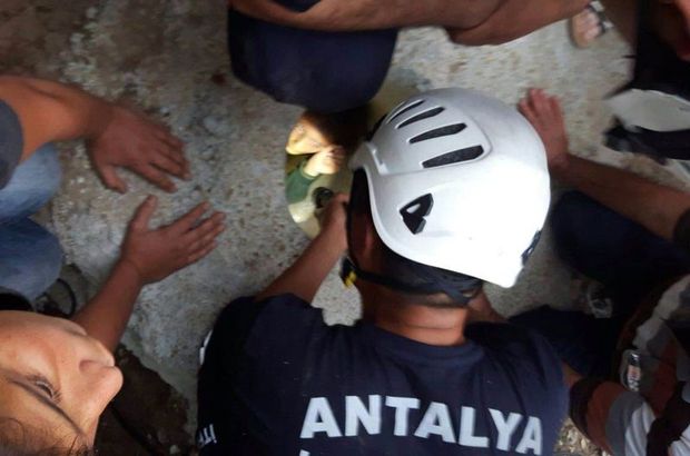 Antalya'da elektrik direği için açılan deliğe düşen çocuk kurtarıldı