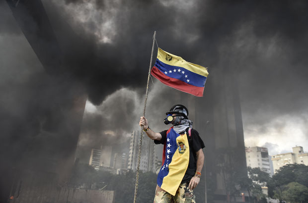 Venezuela'da göstericiler emekli bir askeri linç etti!