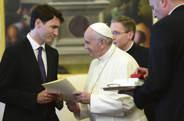 Trudeau, Papa'dan resmi özür talep etti!