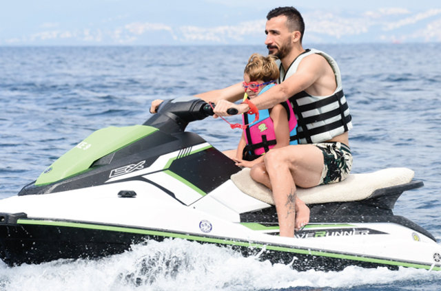 Mehmet Topal oğlu ile jet-ski’ye bindi