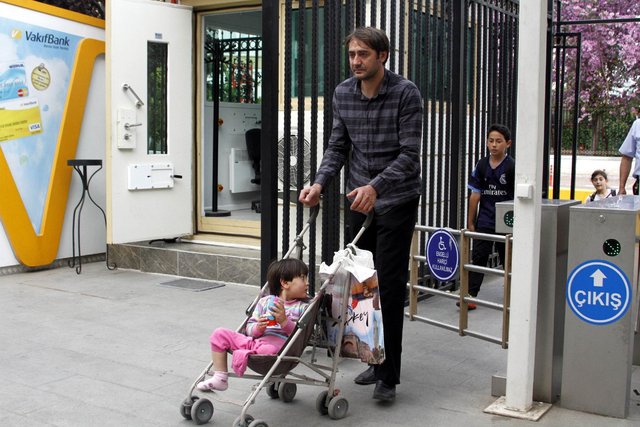 Antalya'da, bacağı kesilen minik Özge Yıldırım artık yürüyor