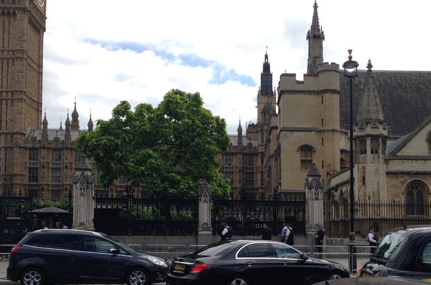 Londra'da güvenlik alarmı! Parlamentoya giriş çıkışlar kapatıldı...