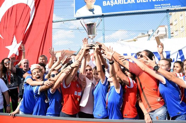 Konak Belediyespor, şampiyonluk kupasına kavuştu