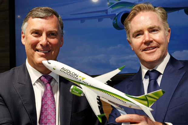 Boeing Başkanı Kevin McAllister ve Avalon CEO'su Domhnal Slattery ile birlikte 737 MAX 10 ile poz veriyor