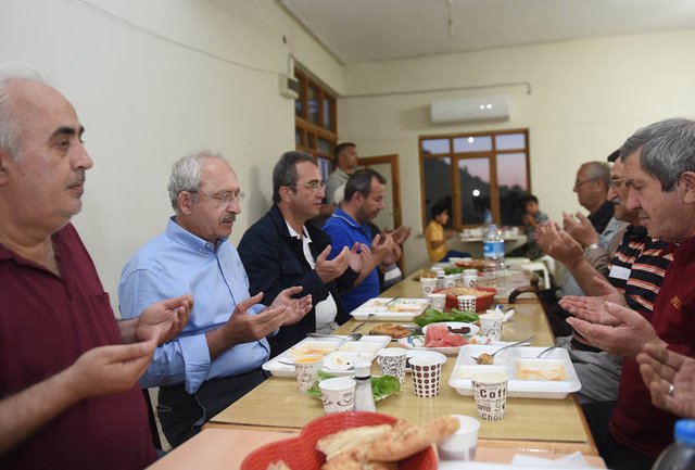 Kemal Kılıçdaroğlu, köylülerle iftar yaptı