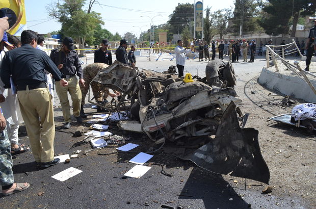 Pakistan'da bomba yüklü araçla saldırı: 11 ölü