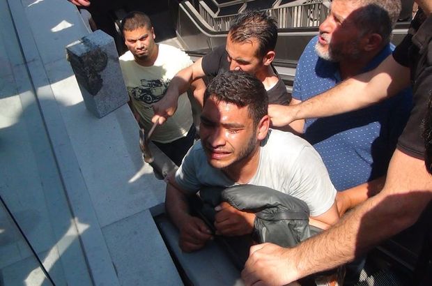 Taksim'de yürüyen merdiven ile duvar arasına kolu sıkışan vatandaş kurtarıldı