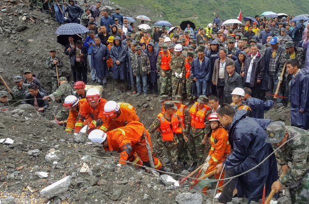 Çin'de heyelan bir köyü yok etti: 141 kişi toprak altında