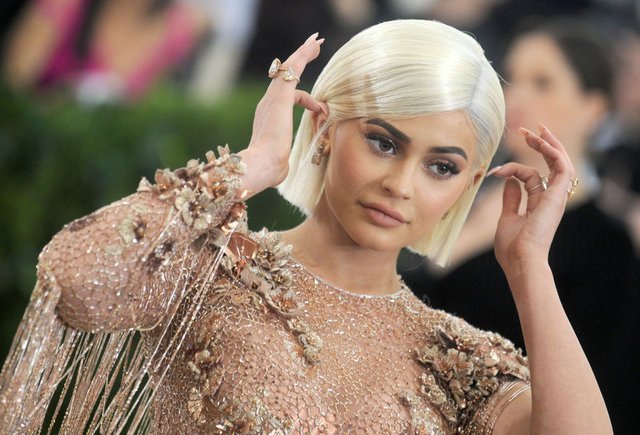 Kylie Jenner'ın çakma rujları tehlike saçıyor