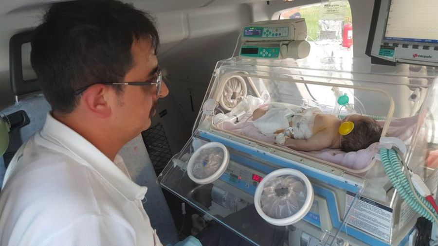 Yeni doğmuş bebeğin yardımına ambulans helikopter yetişti