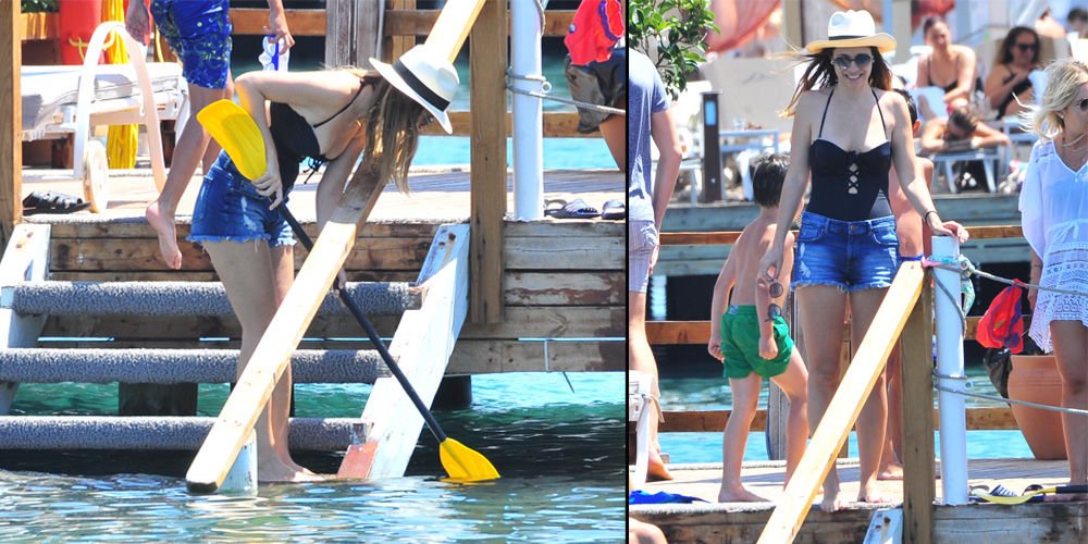 Elinde kürekle denizde