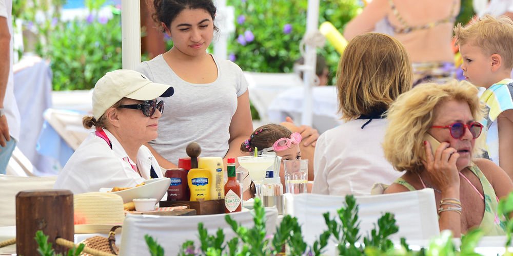 Gölgede sohbet etti