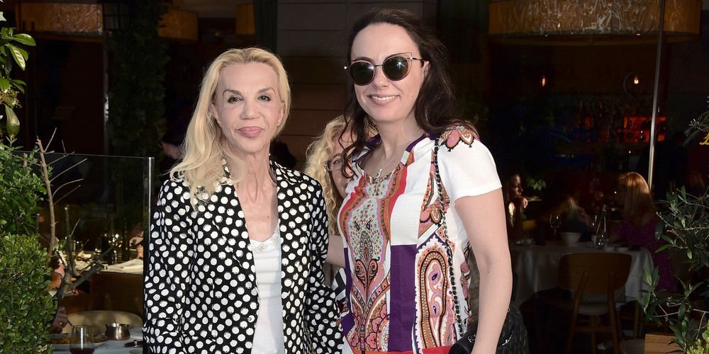 Anneliğin tadını çıkarıyor