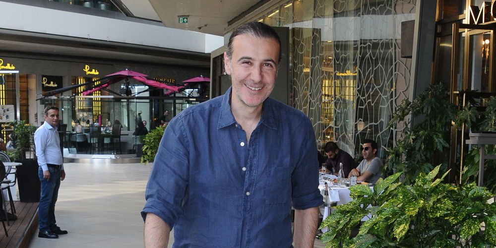 Dostları ile yemek yedi