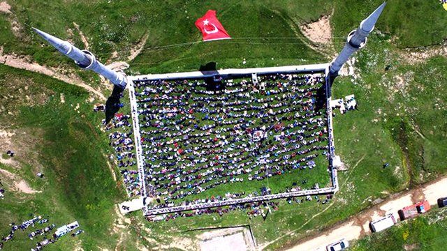 556 yıllık tarihi Kadırga açık hava camisinde yaylada çimen üzerinde namaz kılınıyor