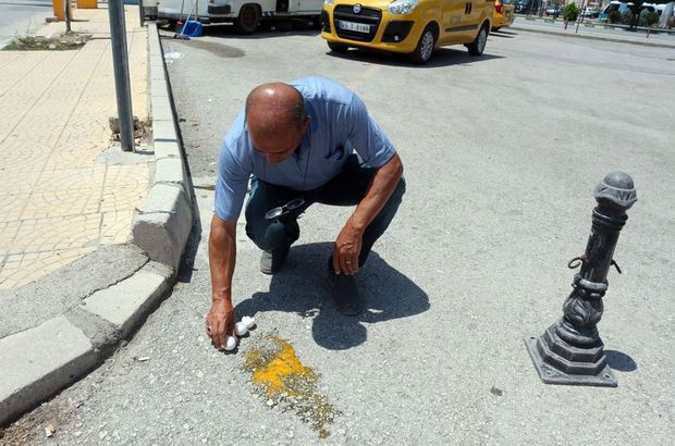 Manisa'da sıcak havadan bunalan şoför esnafı asfaltta yumurta kırıp yedi!