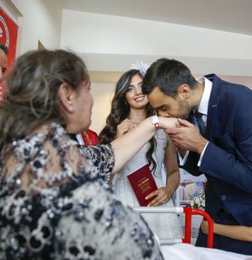 En büyük hayali oğlunun evlendiğini görmek olan kanser hastası Tayyibe Kandemir, bu mutluluğu hastanede yaşadı