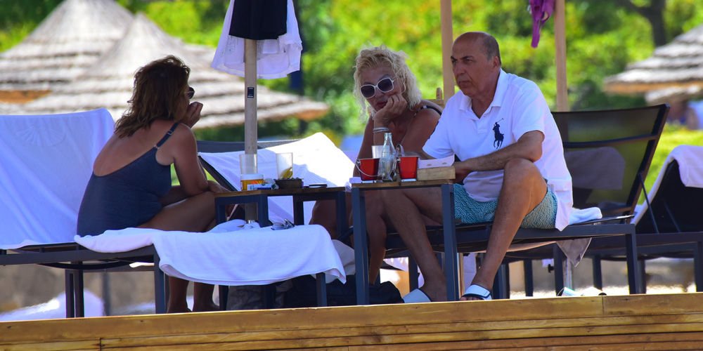 Gölgede üçlü sohbet