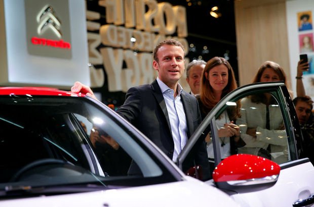 Emmanuel Macron Paris Otomobil Fuarı'nda Citroen'in elektrikli aracına binerken (Foto: REUTERS/Benoit Tessier)