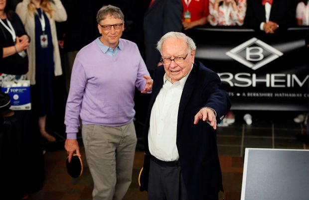 Bill Gates (solda) ve Warren Buffett (sağda)