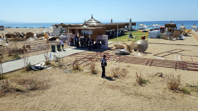 Balıkesir Sarımsaklı Plajı'da izinsiz yayılan şezlongları belediye ekipleri kaldırdı