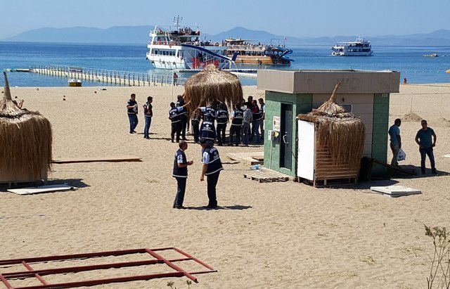 Balıkesir Sarımsaklı Plajı'da izinsiz yayılan şezlongları belediye ekipleri kaldırdı