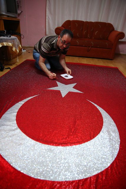 Suriyeli Hasan Massri, 325 bin kristal camla Türk bayrağı yaptı