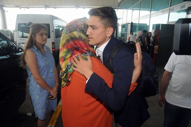 Roma'ya transfer olan Cengiz Ünder ailesiyle vedalaştı