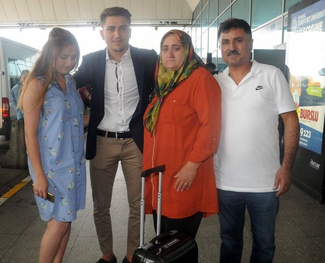 Roma'ya transfer olan Cengiz Ünder ailesiyle vedalaştı