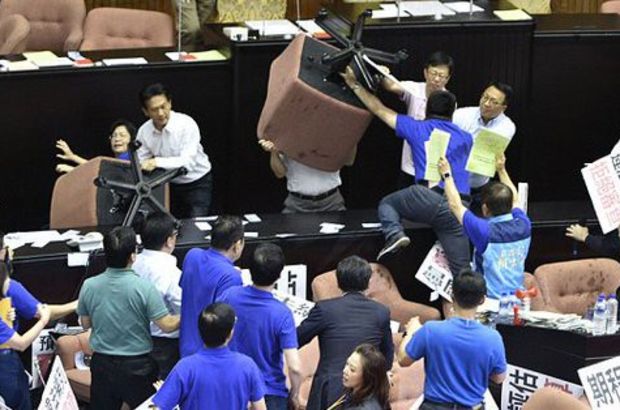 Tayvan meclisinde koltuklar havada uçuştu!