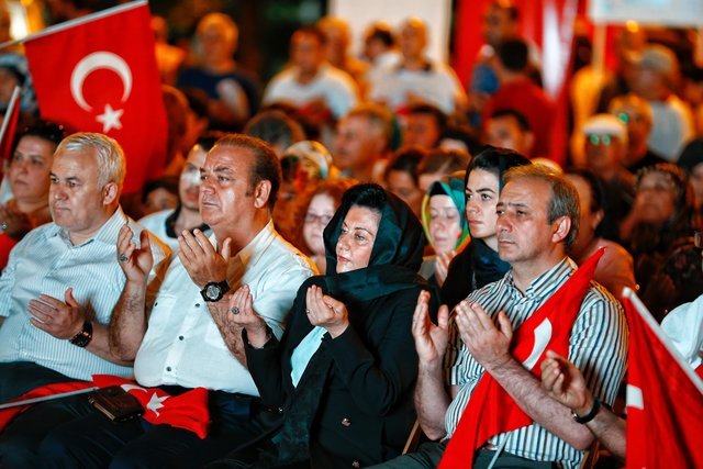 Vatandaşlar 81 ilde 'demokrasi nöbeti'nde