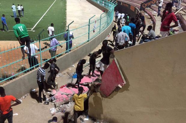 Senegal'de stadyum duvarı çöktü: 8 ölü