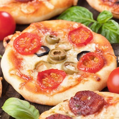 Ev Usulu Karisik Pizza Tarifi Evde Pizza Nasil Yapilir Resimli Anlatimli Yemek Com
