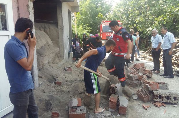 Sakarya'da bir binanın duvarı yıkıldı: 3'ü çocuk 4 kişi yaralı