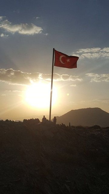Hakkari'de operasyon: Tepeye Türk bayrağı dikildi, 9 PKK'lı etkisiz hale getirildi