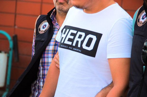 'Hero' yazılı tişört giyen 7 kişi serbest