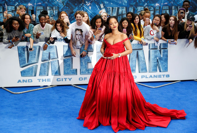 Rihanna, 'Valerian ve Bin Gezegen İmparatorluğu' galasında kıpkırmızı