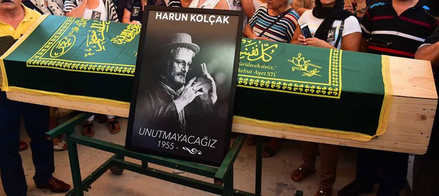 Harun Kolçak'ın cenazesinde selfie yarışı