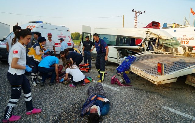Kastamonu'da tarım işçilerini taşıyan minibüs ile çekici çarpıştı: 6 yaralı