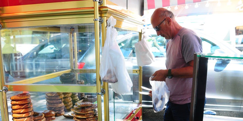 Sıcak simitlere dayanamadı