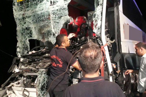 Kahramanmaraş'ta yolcu otobüsü TIR'a çarptı