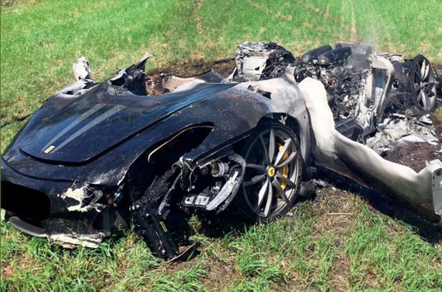 Yeni satın aldığı Ferrari'si hurdaya döndü