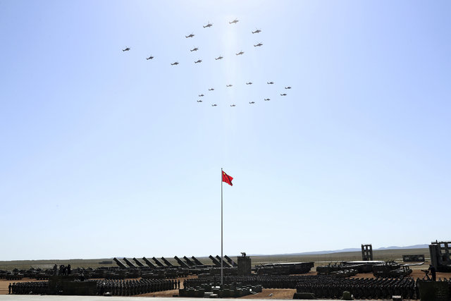 Çin'de 12 bin askerli geçit töreni düzenlendi