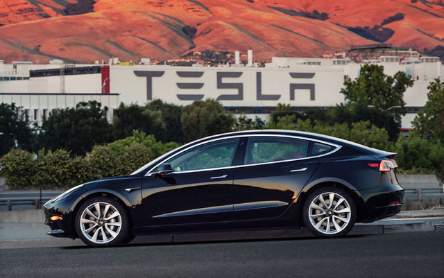Tesla Model 3 artık resmen yollarda