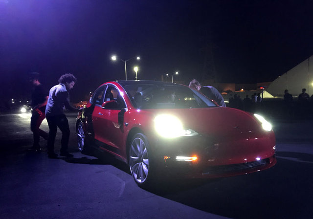 Tesla Model 3 artık resmen yollarda