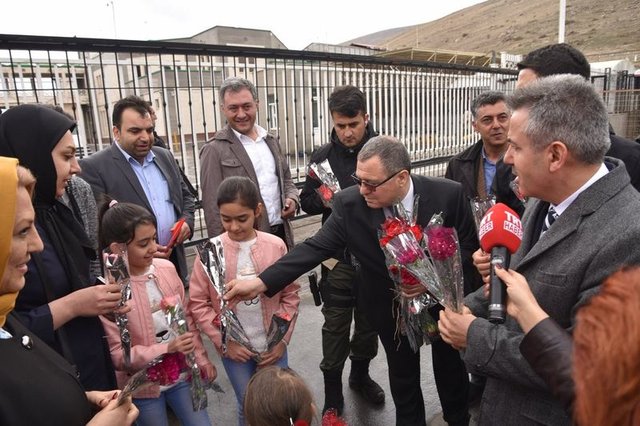 Akın akın Ağrı'ya geliyorlar! Vali kapıda karşılıyor...